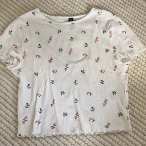 T-shirt  - Tight blommig croppad t-shirt. Säljer då jag inte får användning för den längre. Använd fåtal gånger och är i nytt skick. Köpare står för frakt.