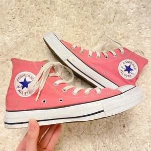Rosa converse - Härliga Converse i somrig rosa färg! Säljer för att de är för små för mig, tyvärr🥺 Har en slitning på ena skon som man kan se på första bilden! Frakt ingår inte. Om fler är intresserade blir det budgivning i mina DM💗