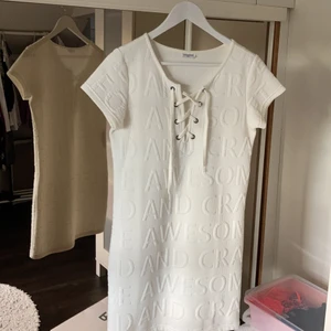 Klänning  - Använd två gånger . Benvit storlek smal 