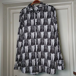 Skelettskjorta - Skjorta med skelettmönster i nyskick✌️