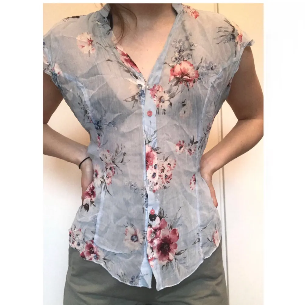 Great condition, a bit lose so its not tight, its for the beach, so meant to be comfortable :) Can also wear it wherever else, like dress it up with some white jeans and accessories!. Blusar.