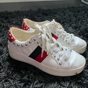 NYA STEVE MADDEN - EJ AVSLUTAD!! Nästintill oanvända skor ifrån Steve Madden i stl 36 inköpta på Hansons i Åre. Skorna är använda max 5 gånger. Inköpspris 1199 kr.🤍🤍Köparen står för frakten. OBS. Av misstag råkade jag avsluta budgivningen redan idag.. Buda därför i kommentarerna istället till att budgivningen avslutas torsdagen den 12/5 kl. 12.00❤️