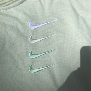 Tröja med nikemärken💚💚 - Köpte denna här på plick tyvärr passade jag inte i färgen😊 jättefin mintgrön färg och hoppas den kan komma till användning. Passar flera storlekar beroende på hur man vill att den sitter! Väldigt liten defekt som inte syns på håll, går möjligtvis bort i tvätten😙