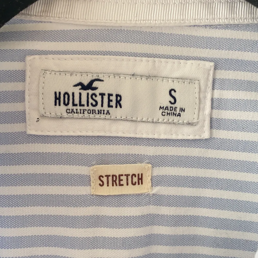Sjukt frun randig skjorta från Hollister i nyskick💛 Perfekt till sommaren och våren✨. Skjortor.