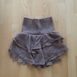 Brun kjol - Beställde en kjol från shein som tyvärr var alldeles för kort för mig som är 170cm lång. Annars superfin. Tvättad men aldrig använd💓+frakt
