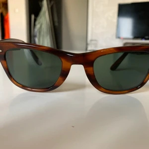 Ray Ban Bausch & Lomb Wayfarer 5024 - Ray Ban Bausch & Lomb Wayfarer modell 5024. Vintage 80 tal. Märkt b&l 5024 på insidan ovan höger glas. B&L RAY BAN U.S.A på insidan av höger skalm, WAYFARER på insidan av vänster skalm och BL logon etsade på ytterkanterna av båda glasen. Kan skicka med bilder vid intresse!