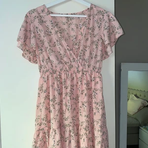 Rosa klänning - Från shein, i storlek s/m (storleken stämmer). Aldrig använd 🥰