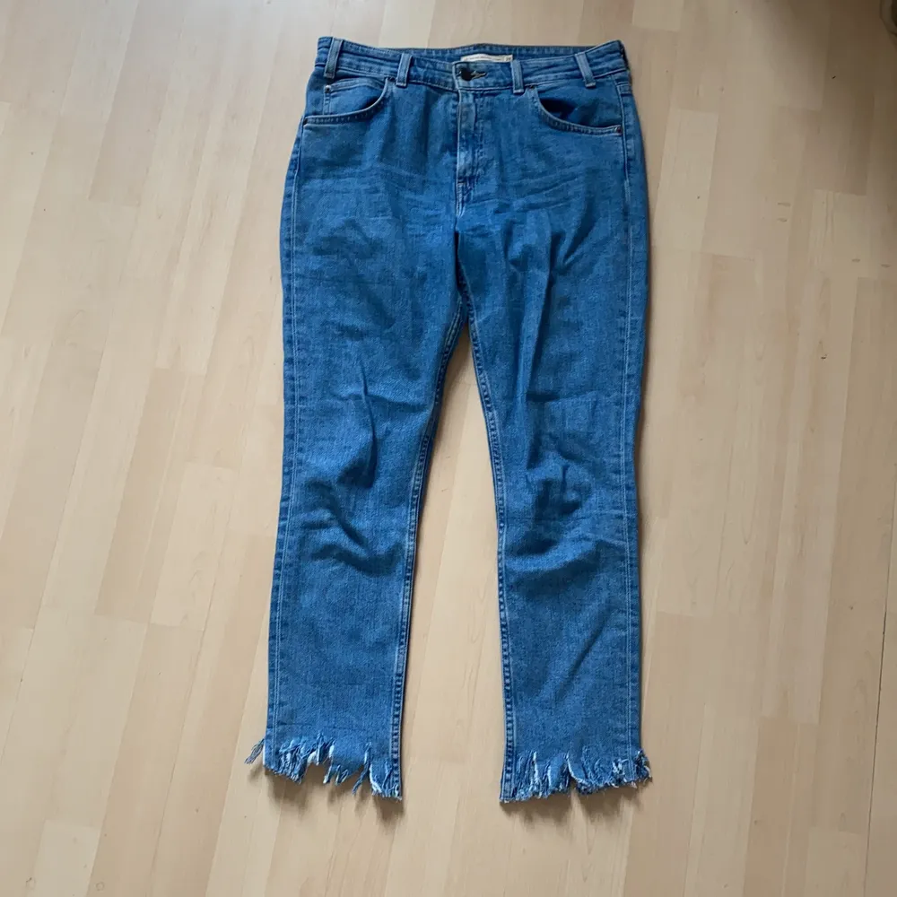 Några år på nacken Levis men bra kvalité håller! Rätt låg i midjan och slitsad ner till, tighta runt rumpan och benen. . Jeans & Byxor.