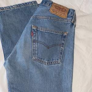 Säljer mina vintage levis jeans i modellen 501 som jag köpt second hand. Byxorna har en superfin tvätt men har tyvärr blivit för små.. jeansen är en staple i garderoben då de kan has till fest och vardags🌸🌸 frakt tillkommer på 66kr☀️ vid flera intresserade vinner högsta bud