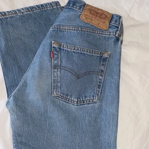 vintage Levis 501 - Säljer mina vintage levis jeans i modellen 501 som jag köpt second hand. Byxorna har en superfin tvätt men har tyvärr blivit för små.. jeansen är en staple i garderoben då de kan has till fest och vardags🌸🌸 frakt tillkommer på 66kr☀️ vid flera intresserade vinner högsta bud