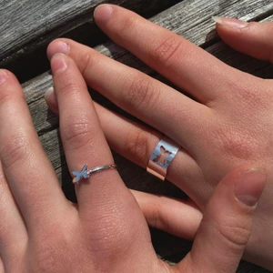Ringar - Par/bff ringar. 45kr tillsammans. Ena är justerbar och passar alla strl och den andra är ca 52 mm
