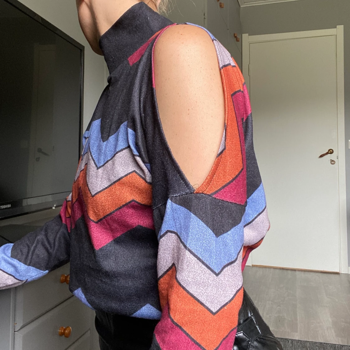 Mönstrad topp med out cuts - 90