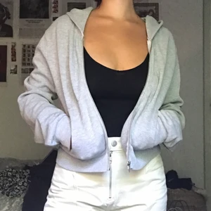 Brandy Melville hoodie - supersnygg hoodie från BM!! Nyskick också, inte så tjock så perfekt för vår och sommar! 