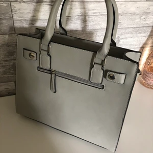 Väska  - Väska som aldrig använts kommer dock inte ihåg vart jag köpt den