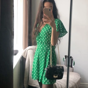 Grön byxdress - Zara - Säljer denna somriga byxdress från Zara, mkt bekväm! Storlek XS. Fint skick🌟💖