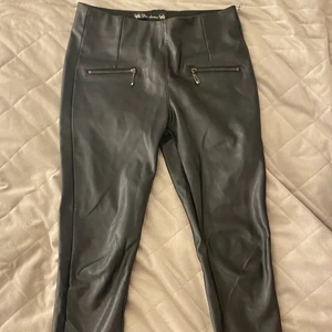 Läderbyxor - jättefina läderbyxor i bra skick. Det står ingen storlek i byxorna men skulle gissa att de är i storlek S. skriv för mer bilder