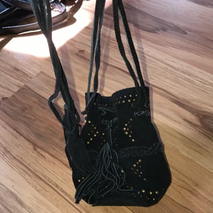 Väska  - En mini väska som har fransar, bra skick och väldigt snygg. Tyvärr kan jag ej använda då jag har för många saker jag måste tas med mig när jag är ute