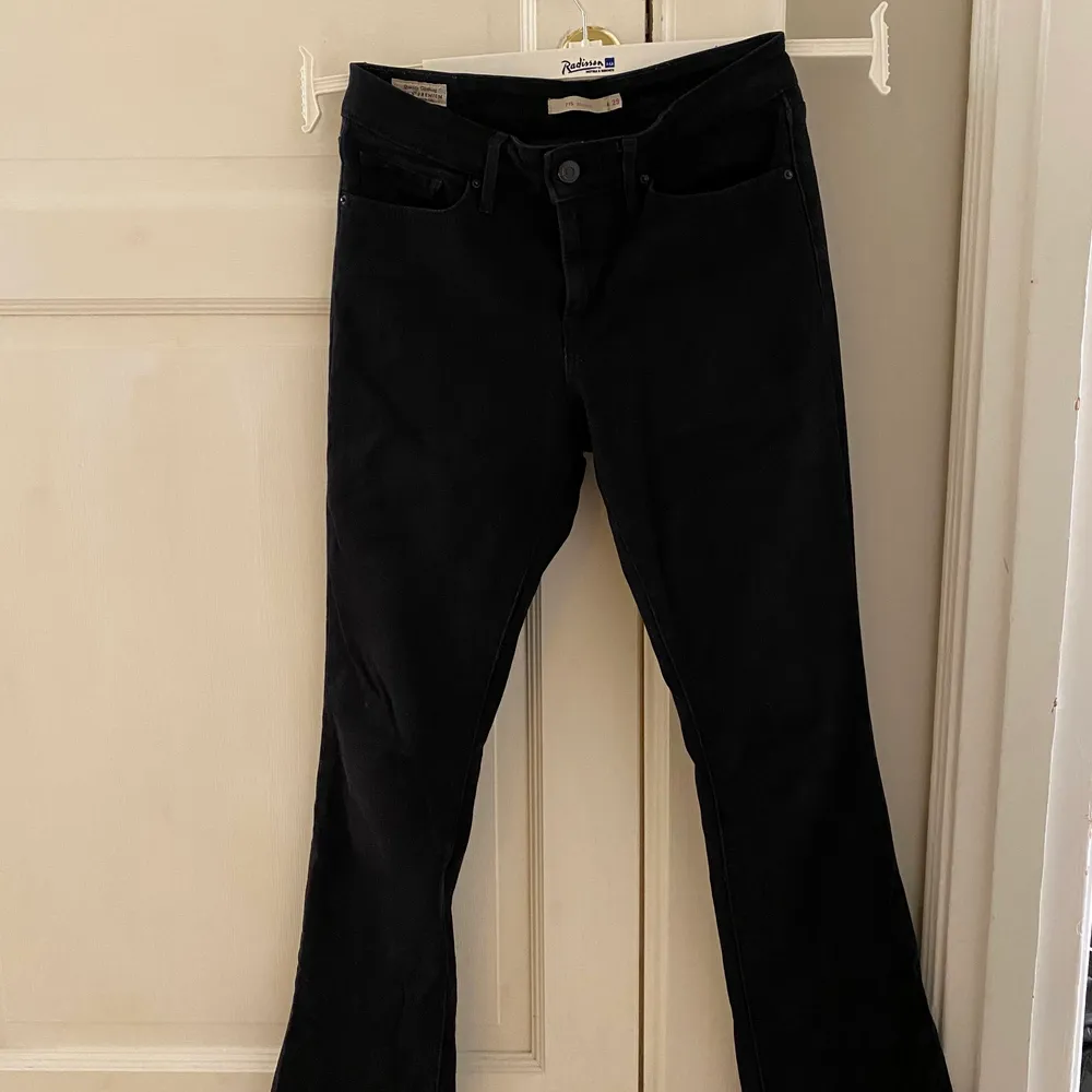 Ett par svarta bootcut jeans från Levi’s i storleken W29 L32. Jeansen är i väldigt bra skick då jag inte använt dem så mycket. Säljer dem för att de har blivit för små. Föredrar att mötas upp, men vid leverans står köparen för frakten.. Jeans & Byxor.