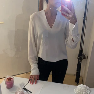 Vit skjorta  - Den är oanvänd. Lite genomsynlig.