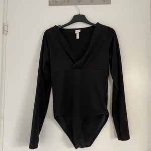 Svart body - Fin V-ringad svart body ifrån HM. Använd endast en gång så det är jättefint skick på den, säljer pga att den är för liten. Nypris: 199kr