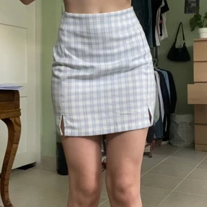 Kjol - Supergulliga blå och vit kjol från Brandy Melville. Passar mig bra som är 165cm!