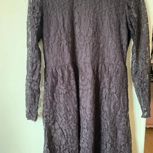 Spetsklänning  - Jätte fin klänning som bara inte används. Den är sann till storleken och väldigt bekväm. 