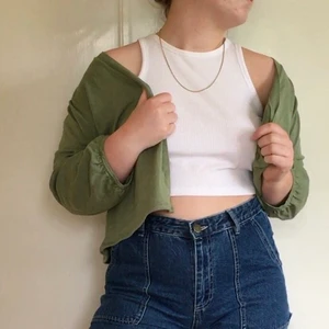 Grön cropad kofta - Grön cropad kofta med fint ärmslut. 💚 Märkt som en XL men omsydd och passar en S/M. Skulle även passa en mindre respektive större storlek beroende på hur man vill att den ska sitta. 🌿 Jag har ofta M i överdelar för referens. Skriv om du har frågor 🪲  