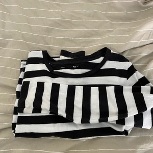 Långärmad tshirt - Använd men bra skick, frakten tillkommer elr möts i linköping