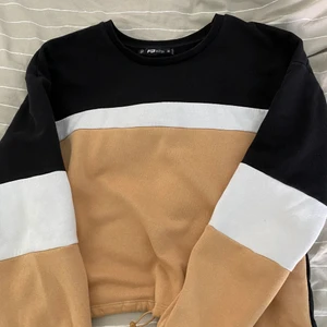 Tröja - Med snörning längst ner, frakten tillkommer elr möts i Linköping.