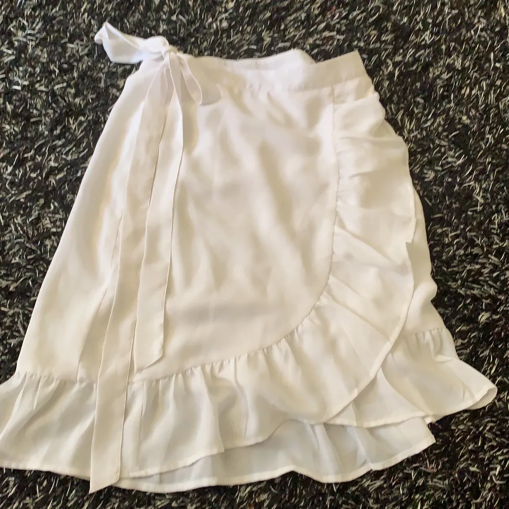 En jätte fin mellan lång volang kjol i storlek xs säljer denna nu då den inte passar mig längre. Den är i ett fint skick, endast använd några fåtal gånger.. Kjolar.
