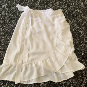 Vit volang kjol - En jätte fin mellan lång volang kjol i storlek xs säljer denna nu då den inte passar mig längre. Den är i ett fint skick, endast använd några fåtal gånger.