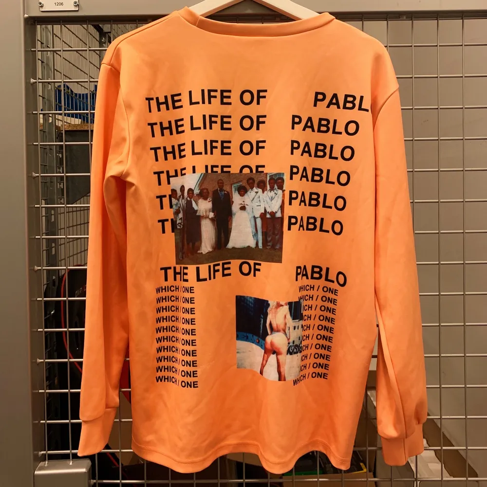Life of Pablo sweater. Defekter framgår av bild 3. Skriv för frågor/fler bilder 💕 storlek S men är oversized, passar även M. . Tröjor & Koftor.