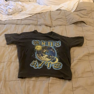 Storlek M men passar bra som en S. - Den här söta tröjan från Urban outfiters! Är i storlek Medium men passar bra som en small. Jätte skönt material köpte nyss den 6 juni 2021 och idag är det 7 juni. Säljer denna för det var inte riktigt min stil. 