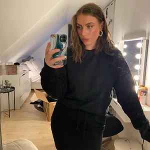 Sweatshirt  - Svart sweatshirt! Är i storlek L och sitter oversized på mig som har M. Aldrig använd pga har för många sweatshirts. ❤️ 