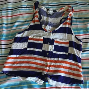 Summer topp  - I mycket bra skick och matcherar till allt.passar xs-s.finns fler bilder 