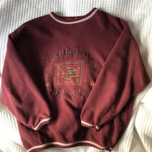 Thriftad huvudtröja - En vinröd/brun huvudtröja, thriftad i storlek M. Super skön med ett coolt tryck. Köparen står för frakt🤠