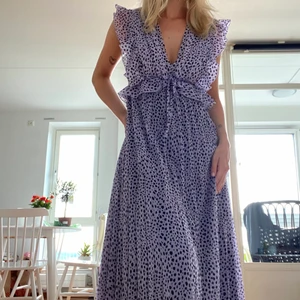 Klänning från zara - Lång superfin klänning från zara förra året i strl S. Använd Max 2 gånger! Sitter verkligen så fint men använder den aldrig så tänkte kolla intresset för den här. Buda i kommentarerna! Skriver startpris 250 men säljer direkt för 450kr.