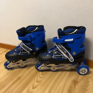 Rullskridskor  - Rullskridskor i jätte fint skick och knappt använda. Passar både barn och äldre. Hjulen där bak gör används för nybörjare efter det kan man flytta de så att det blir vanliga i rad. Storleken går att justera med en knapp, storleken passar mellan 35-40. Skriv vid intresse💙💙