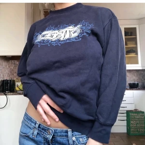 As cleen sweatshirt - Säljer denna ur snygga sweatshirten som jag köpte här på Plick för ett tag sen ( lånade foton ) men säljer då den inte kommit till användning. Skicket är super förrutom att den hade ett hål vid slutet av tröjan som var där när jag fick den men jag har sytt igen det 👍 annars finns det inga tydliga effekter på användning. Inga noppror osv❤️ buda i kommentarerna! Men det fungerar också att köpa den direkt för 250kr å frakt🥰 högsta bud: 200 + frakt!