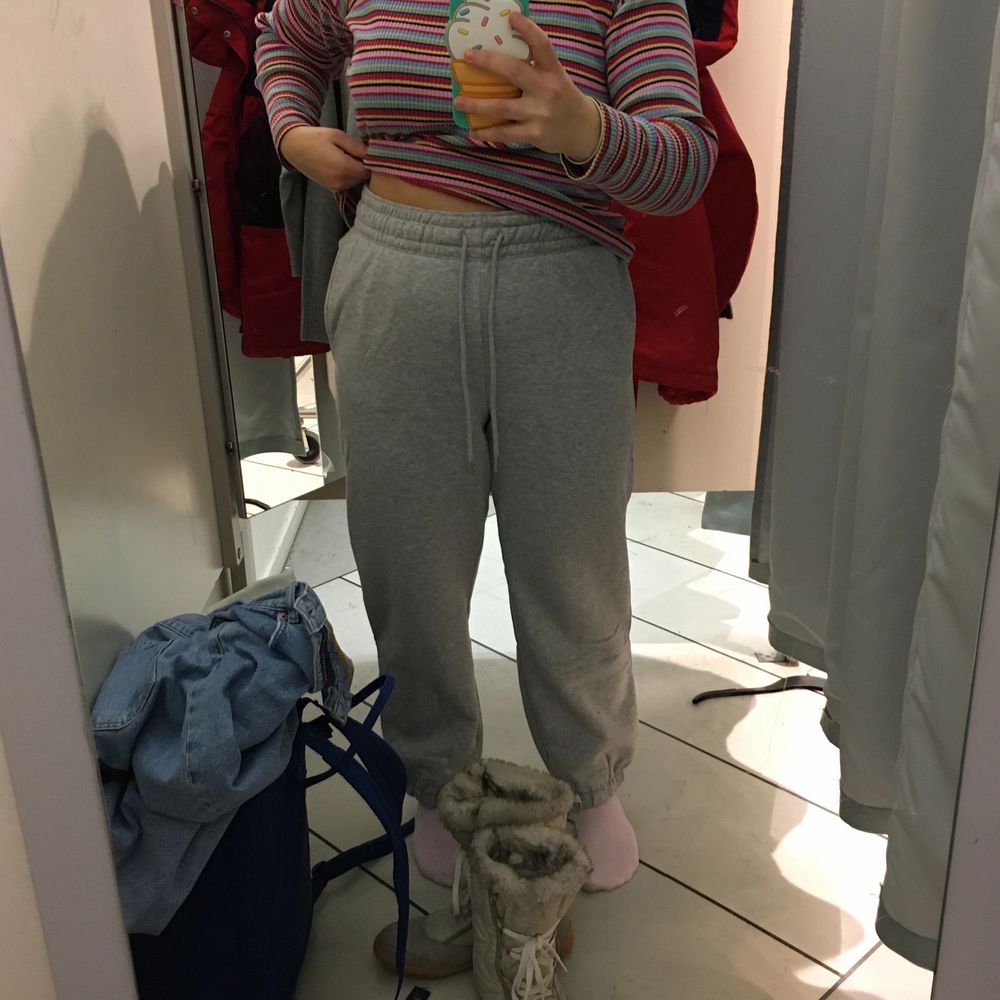 Ett par gråa mjukisbyxor från H&M, strl L men var små i storleken så passar nog mer som en M. Använda ett fåtal gånger eftersom de var för små. Frakt ingår ej . Jeans & Byxor.