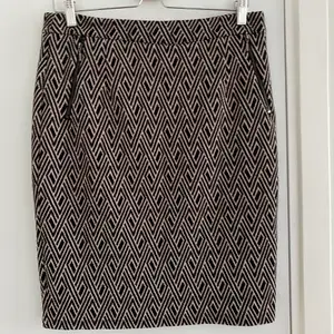 Super cool, retro vibe skirt from Smashed Lemon. Belongs to my mum, in great condition but she hasn’t worn it in a long time and thinks someone else will enjoy it more 🤎🤎