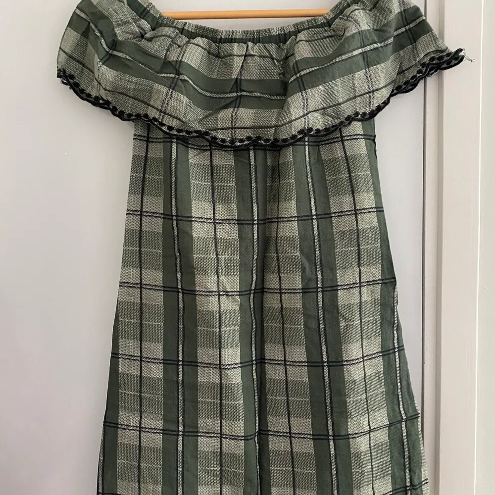 Cutest green, summer dress. Selling it because I don’t wear it anymore 🌷. Good condition 😊. Size is a small but fit well on me, M size. . Klänningar.