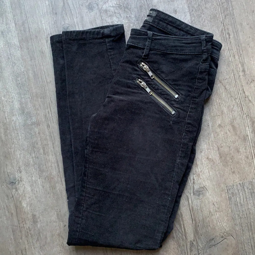 Slimmade och raka svarta jeans. Manchester tyg, nyskick. 100 kr, storlek 26. Jeans & Byxor.