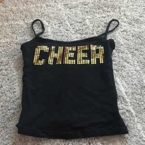 Cheer linne - Köpte detta för 2 är sedan tror jag, super bra matrial. Det är i strl 128 men passar 152 å 168 för de har jag nu 