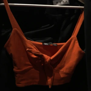Zara topp - Topp från zara. Aldrig använd och i nyskick 🧡