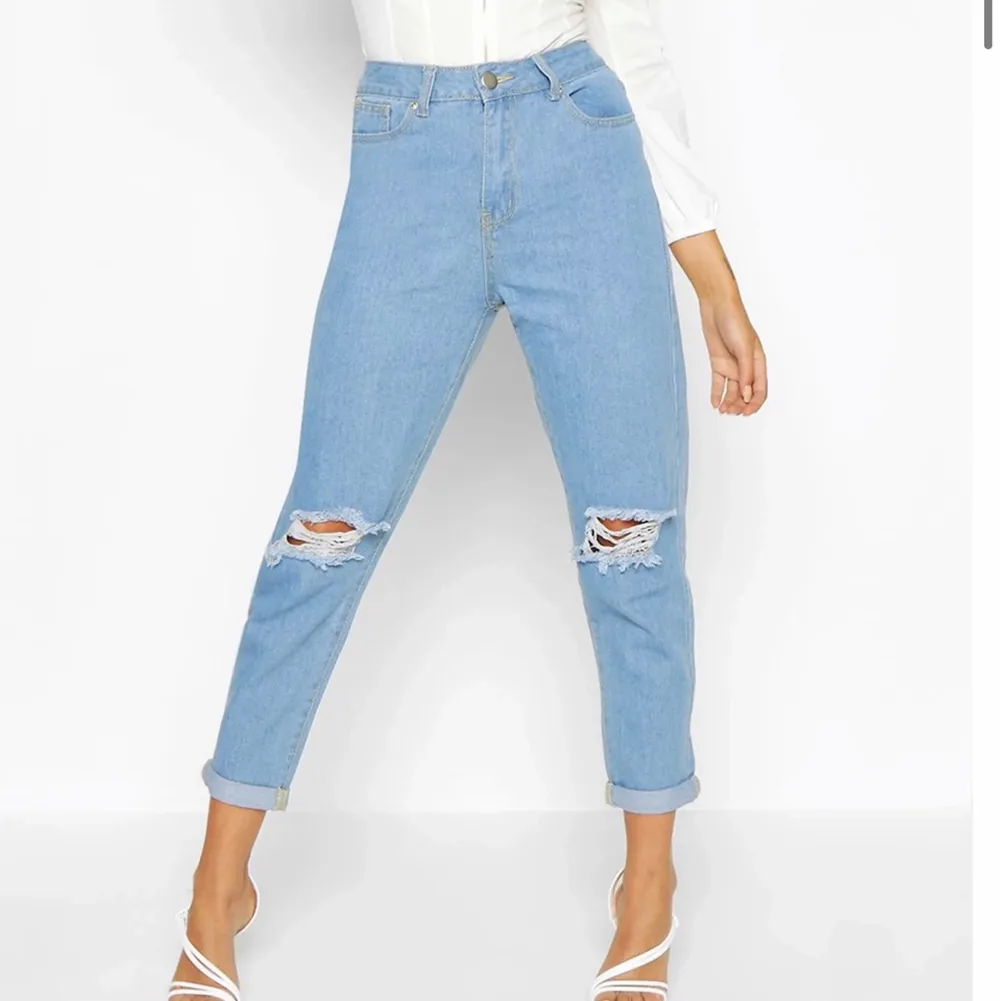 Säljer mina jeans med hål i från Boohoo. Bra skick har nästan aldrig använt. . Jeans & Byxor.
