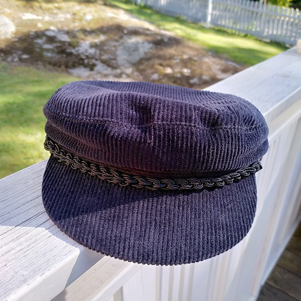 Svart keps med platt kulle (Fiddler Cap), köpt på Beyond Retro för 350kr. Välgjord. Har inte kommit till användning. Storlek S. Frakt tillkommer.. Accessoarer.