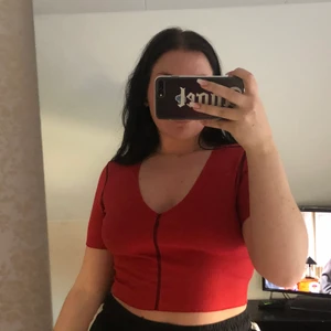Röd topp med svarta sömmar - Röd Topp från zara med svarta sömmar strl L❣️ köpare står för frakt <3