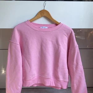 Rosa Collegetröja  - Säljer denna sommar rosa collegetröja som tyvärr inte kommer till användning längre. Storlek XS-S beroende på föredragen passform💕💕