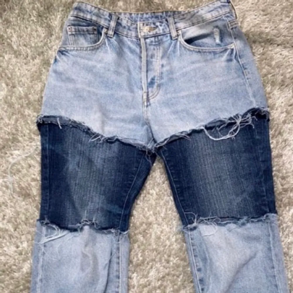 Har sytt den här Patchwork-byxan i två olika byxor.  Byxorna är 73 cm i midjan och 105 cm från höften och ner👖. Jeans & Byxor.